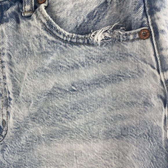 American Eagle Mom Shorts Women's  Distressed High Rise Denim Light Wash Size 6 - Picture 6 of 7